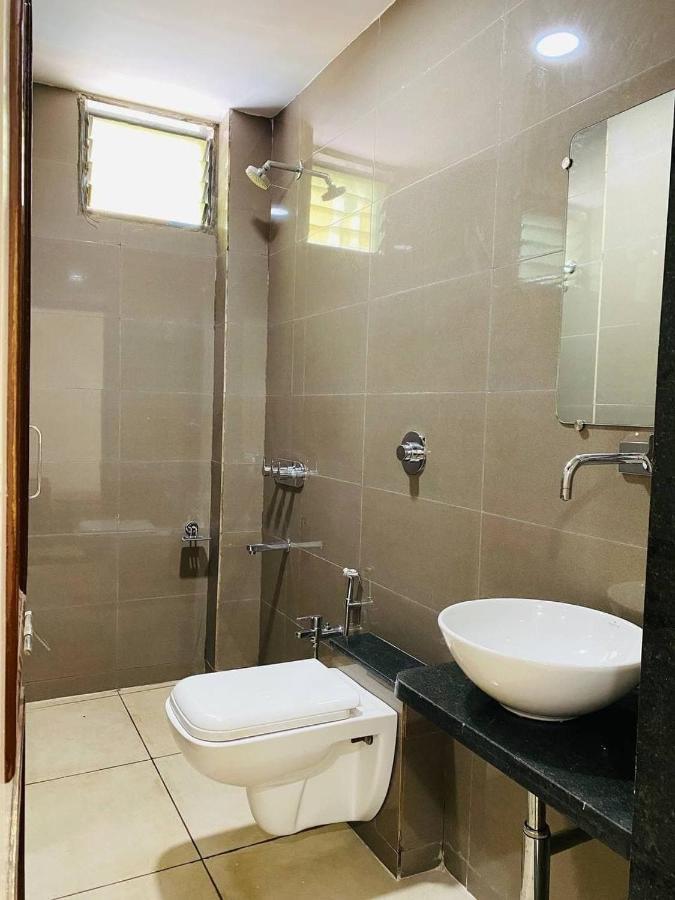 Hotel Tirth Ankleshwar Buitenkant foto