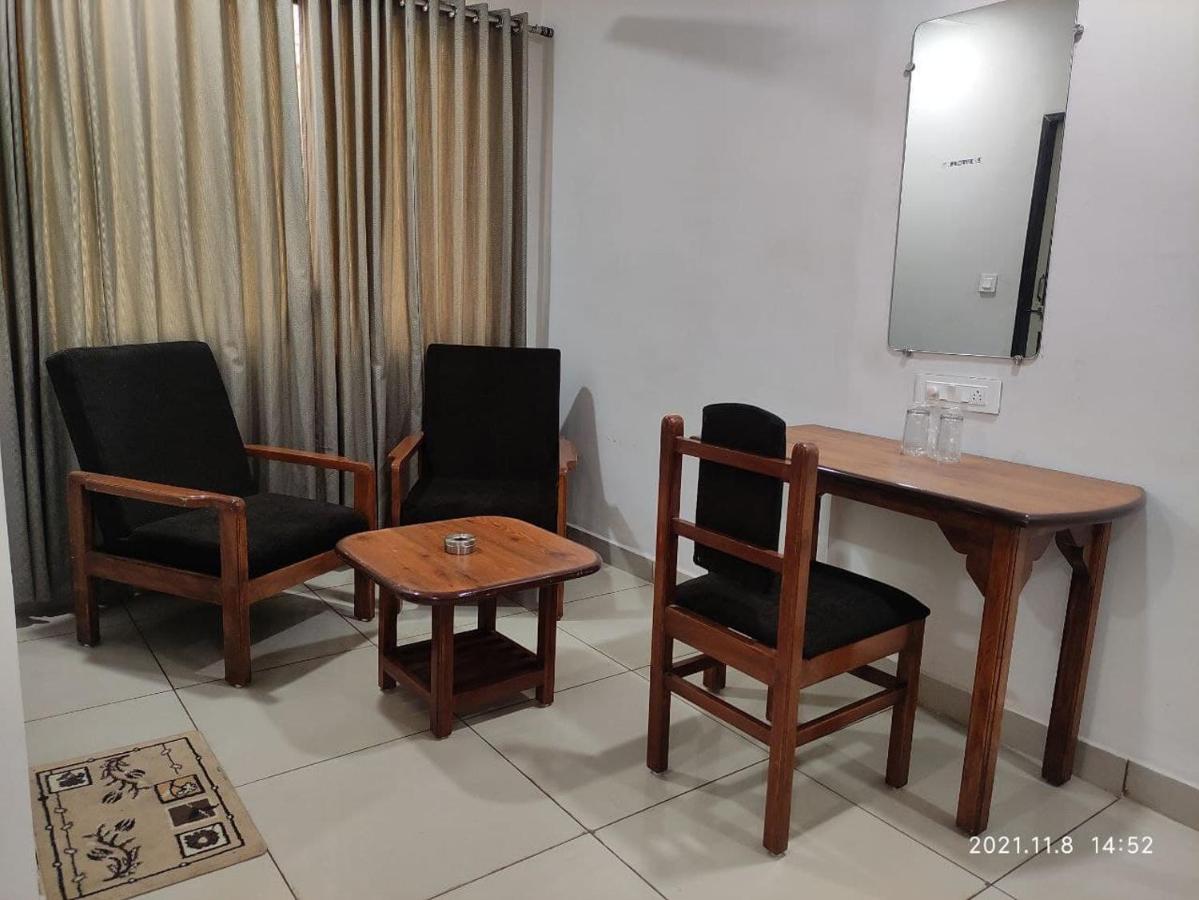 Hotel Tirth Ankleshwar Buitenkant foto