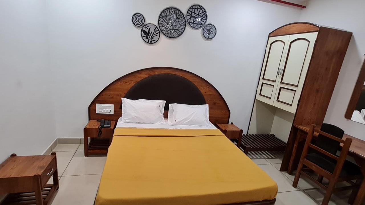 Hotel Tirth Ankleshwar Buitenkant foto