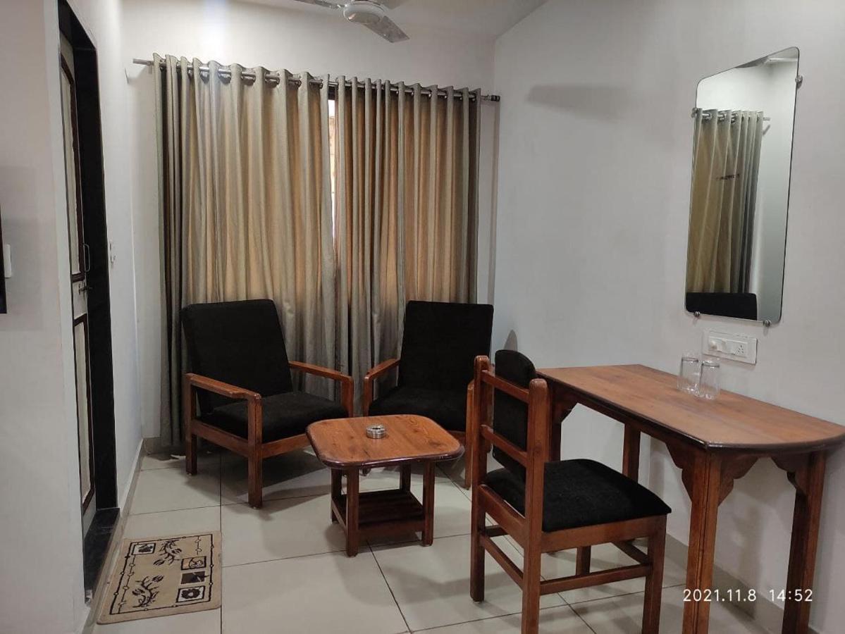 Hotel Tirth Ankleshwar Buitenkant foto